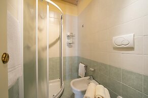 Yellow Apartment Desenzano With Smart TV