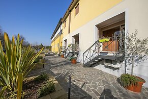 Yellow Apartment Desenzano With Smart TV