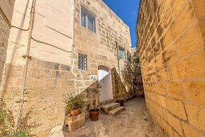 Ta Patee Pool Farmhouse in Gozo