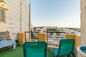 Madonnina Sunny Townhouse in Kalkara