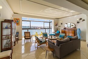 Magnificent Seafront Apartment Sliema