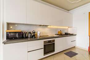 Magnificent Seafront Apartment Sliema