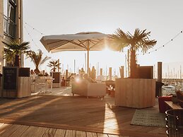 Unique Beachhouse With Dishwasher, in top Location