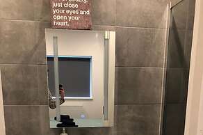 Batterseaflat/sleeps6/refurbished/tv