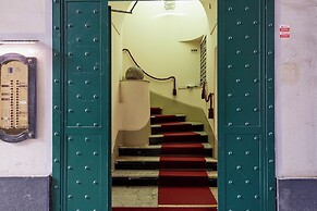 A Lovely Nest in the City