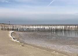 Modern Lodge Near Beach