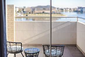 StayAU Magnificent Lakefront Villa