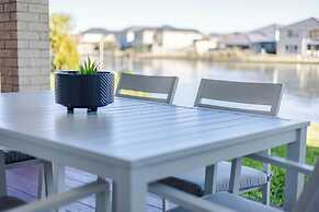 StayAU Magnificent Lakefront Villa