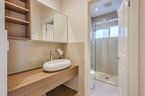 StayAU Magnificent Lakefront Villa