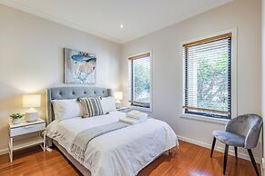StayAU Magnificent Lakefront Villa