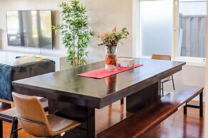 StayAU Magnificent Lakefront Villa