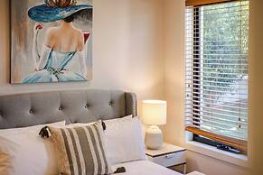 StayAU Magnificent Lakefront Villa