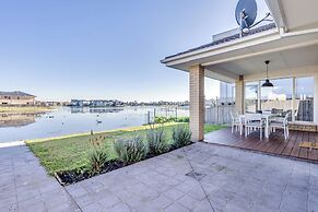 StayAU Magnificent Lakefront Villa