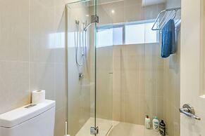 StayAU Magnificent Lakefront Villa