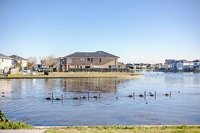 StayAU Magnificent Lakefront Villa