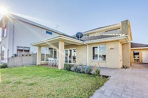 StayAU Magnificent Lakefront Villa