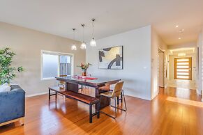 StayAU Magnificent Lakefront Villa