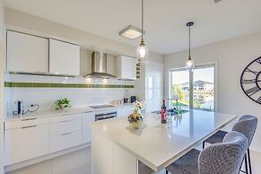 StayAU Magnificent Lakefront Villa