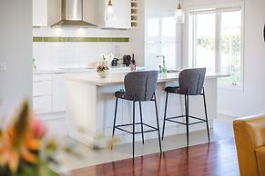 StayAU Magnificent Lakefront Villa