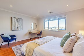 StayAU Magnificent Lakefront Villa