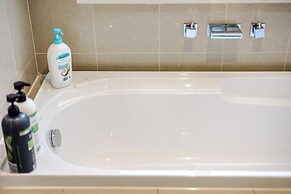 StayAU Magnificent Lakefront Villa