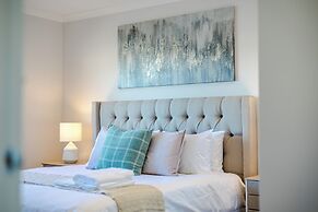 StayAU Magnificent Lakefront Villa