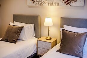 StayAU Magnificent Lakefront Villa