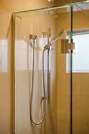 StayAU Magnificent Lakefront Villa