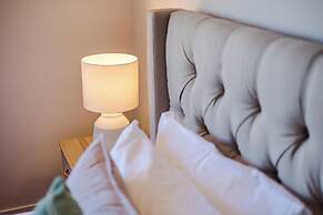 StayAU Magnificent Lakefront Villa