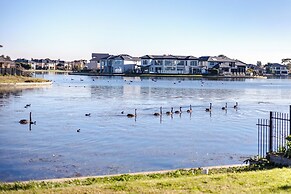 StayAU Magnificent Lakefront Villa