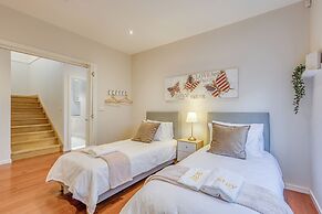 StayAU Magnificent Lakefront Villa