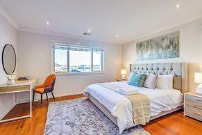 StayAU Magnificent Lakefront Villa