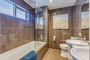 StayAU Magnificent Lakefront Villa