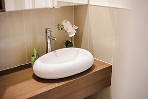 StayAU Magnificent Lakefront Villa