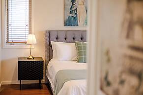 StayAU Magnificent Lakefront Villa