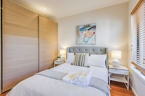 StayAU Magnificent Lakefront Villa