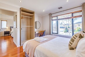 StayAU Magnificent Lakefront Villa
