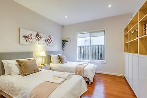 StayAU Magnificent Lakefront Villa