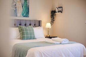 StayAU Magnificent Lakefront Villa