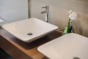 StayAU Magnificent Lakefront Villa