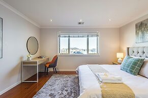 StayAU Magnificent Lakefront Villa