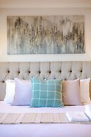 StayAU Magnificent Lakefront Villa