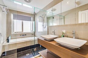 StayAU Magnificent Lakefront Villa