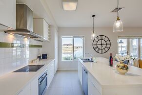 StayAU Magnificent Lakefront Villa