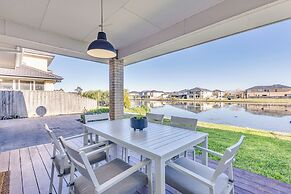 StayAU Magnificent Lakefront Villa