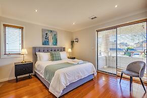 StayAU Magnificent Lakefront Villa