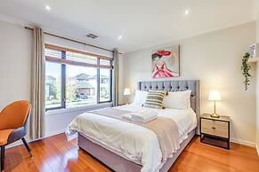StayAU Magnificent Lakefront Villa