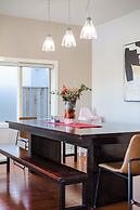 StayAU Magnificent Lakefront Villa