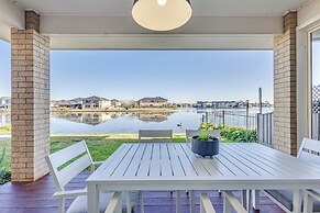 StayAU Magnificent Lakefront Villa