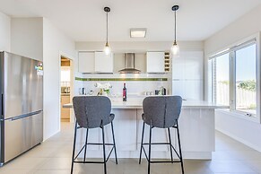 StayAU Magnificent Lakefront Villa